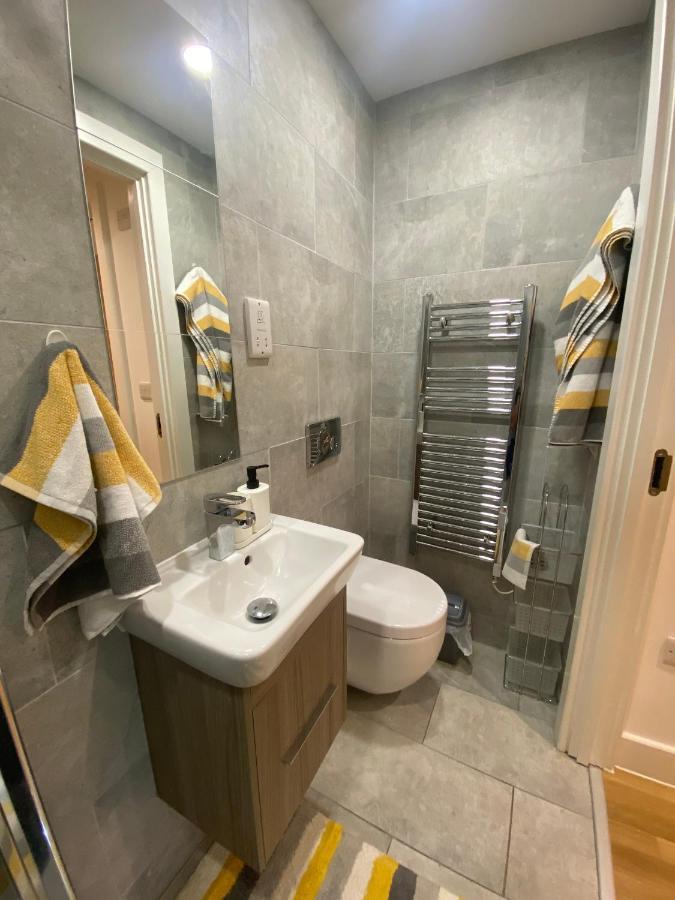 Modern 2 Bed Apartment With Juliet Balcony - Dhb Stays リーズ エクステリア 写真