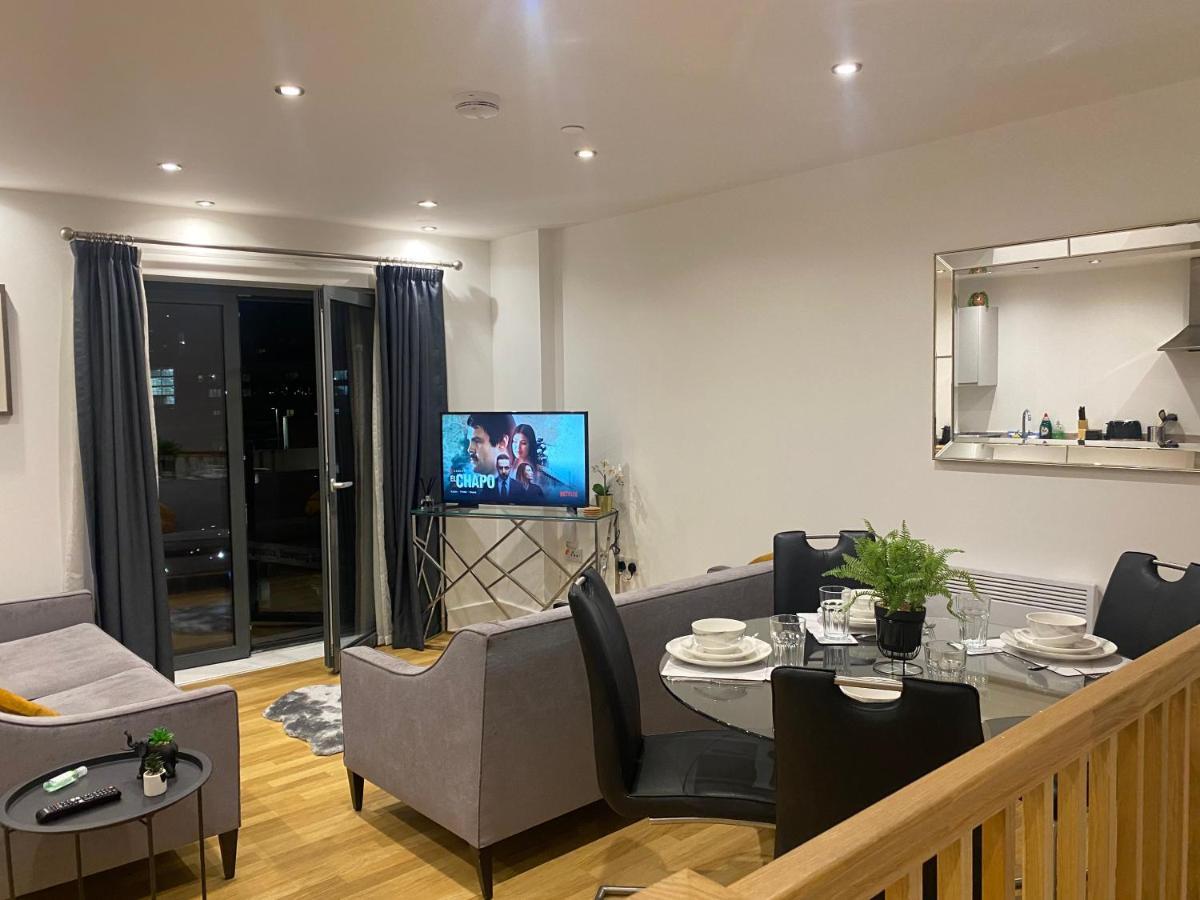 Modern 2 Bed Apartment With Juliet Balcony - Dhb Stays リーズ エクステリア 写真