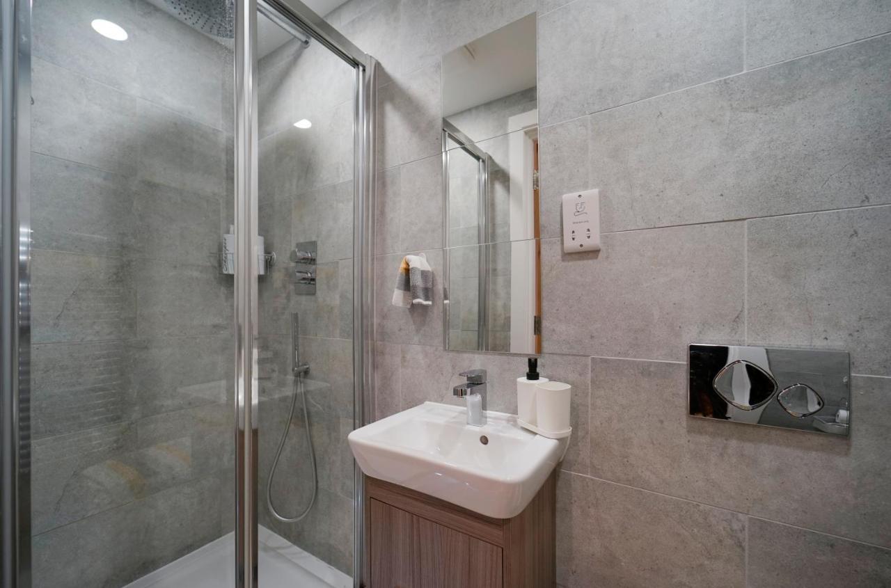 Modern 2 Bed Apartment With Juliet Balcony - Dhb Stays リーズ エクステリア 写真